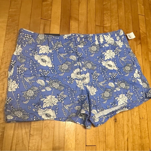 Brand New, Blue, Gap "City" Shorts w/ White Flowers. Classic and statement! NWT - Picture 1 of 9